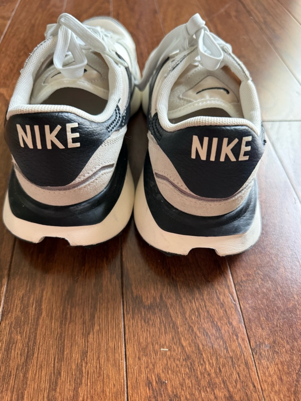 Nike women’s Phoenix waffle sneakers size 6.5 in white, and black - Picture 5 of 12